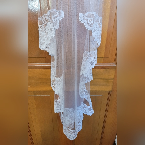 Hand-Made White Lace Veil (Hip-Length) - Picture 4 of 10